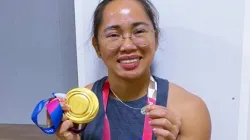 Die philippinische Gewichtheberin Hidilyn Diaz zeigt stolz ihre Olympia-Goldmedaille und die Wundertätige Medaille, ein Medaillon mit der Darstellung der Jungfrau Maria  / Hidilyn Diaz' Instagram Stories