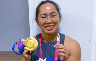 Die philippinische Gewichtheberin Hidilyn Diaz zeigt stolz ihre Olympia-Goldmedaille und die Wundertätige Medaille, ein Medaillon mit der Darstellung der Jungfrau Maria  / Hidilyn Diaz' Instagram Stories