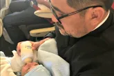 Priester adoptiert Waisenbaby mit Down-Syndrom und gibt ihm neues Zuhause