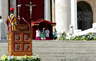 Heilige Messe mit Papst Franziskus auf dem Petersplatz am Sonntag, 9. Oktober. / CNA/Daniel Ibanez
