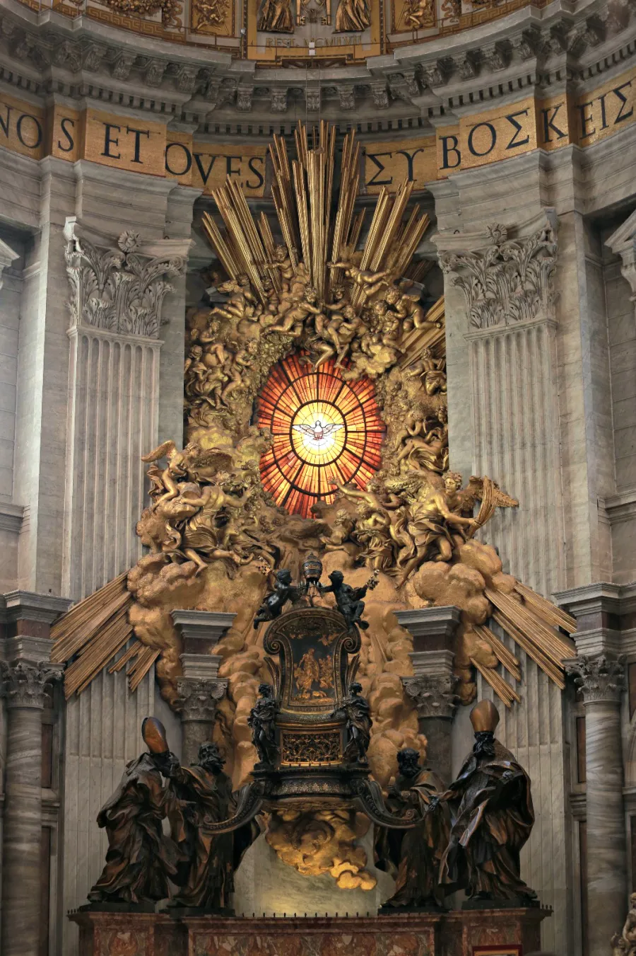 Viele Pilger und Touristen sehen den Stuhl unter dem Bild des Heiligen Geistes im Petersdom garnicht.