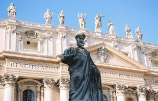 Vatikan: Petrus auf dem Petersplatz vor der Basilika / iam_os / Unsplash (CC0) 