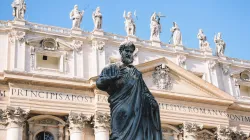 Vatikan: Petrus auf dem Petersplatz vor der Basilika / iam_os / Unsplash (CC0) 