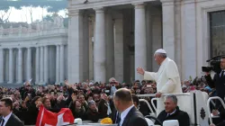 Papst Franziskus begrüßt Pilger aus der Schweiz bei der Generalaudienz am 9. Dezember 2015 / CNA/Daniel Ibanez