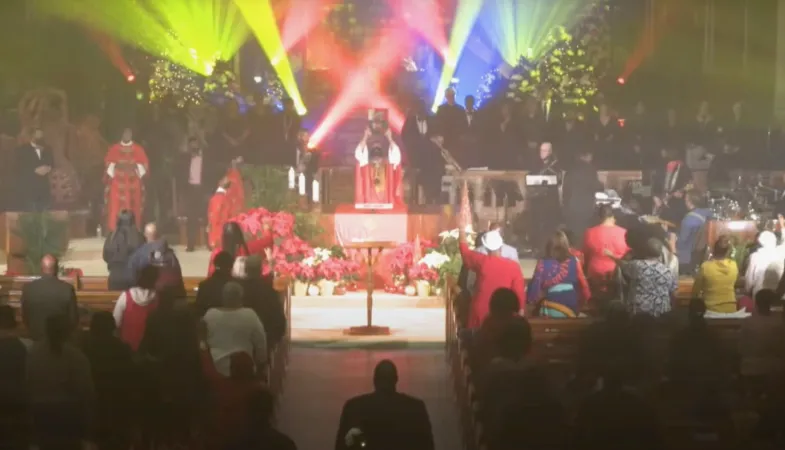 Einige sagen, die spektakuläre Inszenierung der Christmette in der St. Sabina Kirche in Chicago ist zu weit gegangen. 