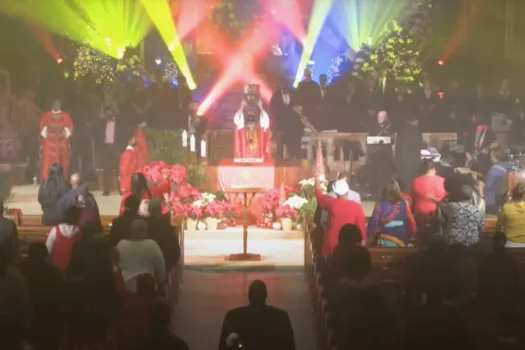 Einige sagen, die spektakuläre Inszenierung der Christmette in der St. Sabina Kirche in Chicago ist zu weit gegangen.  /  Screenshot / St. Sabina YouTube video