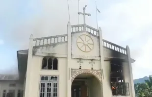 Die katholische Kirche St. Matthew im Osten von Burma wird am 15. Juni 2022 von einem Feuer zerstört, das offenbar von Regierungssoldaten gelegt wurde.  / Screenshot, KNDF Facebook video