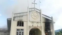 Die katholische Kirche St. Matthew im Osten von Burma wird am 15. Juni 2022 von einem Feuer zerstört, das offenbar von Regierungssoldaten gelegt wurde.  / Screenshot, KNDF Facebook video