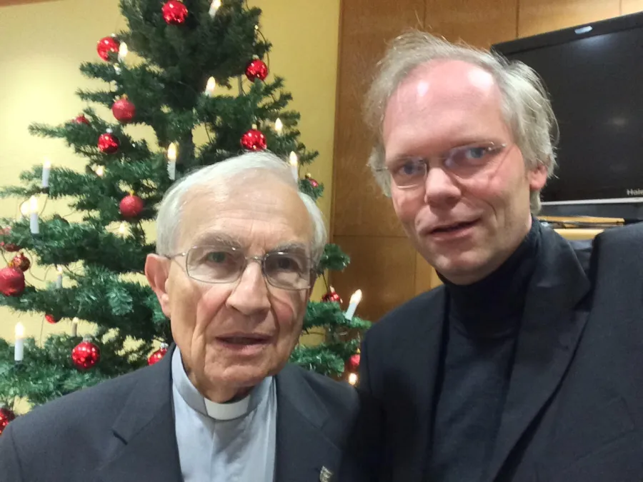 Der Autor (re.) mit Pfarrer Clemens Siewek beim 60. Weihejubiläum im Jahr 2017