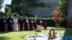 Zwei der nackten Figuren bei der Zeremonie in den Vatikanischen Gärten / Vatican Media