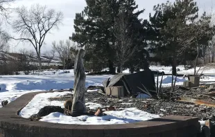 Eine Marienstatue aus Beton steht in der Nähe des abgebrannten Hauses der Familie McLaren in Superior, Colorado, nach dem Marshall-Feuer vom 30. Dezember 2021. / Bob and Tina McLaren
