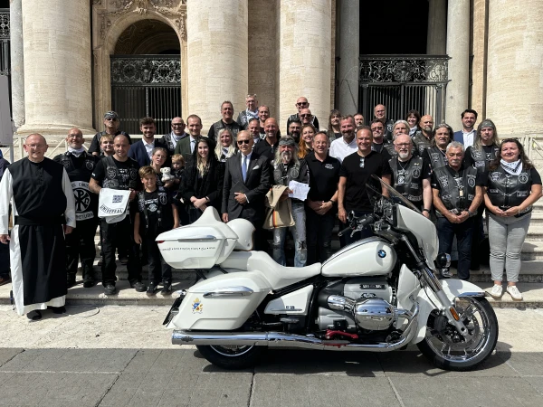 Die „Jesus-Biker” mit der BMW-Maschine, die am 3. September 2025 Papst Leo XIV. überreicht wurde.