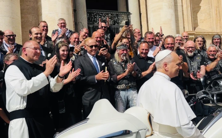 Papst Leo XVI. setzt sich auf das Motorrad der „Jesus-Biker”.