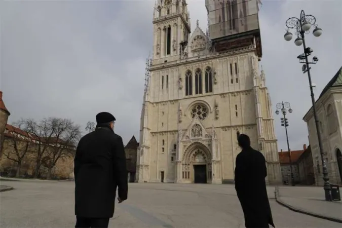 Kardinal Bozanic vor der Kathedrale in Zagreb, deren Turm auf den Bischofssitz stürzte