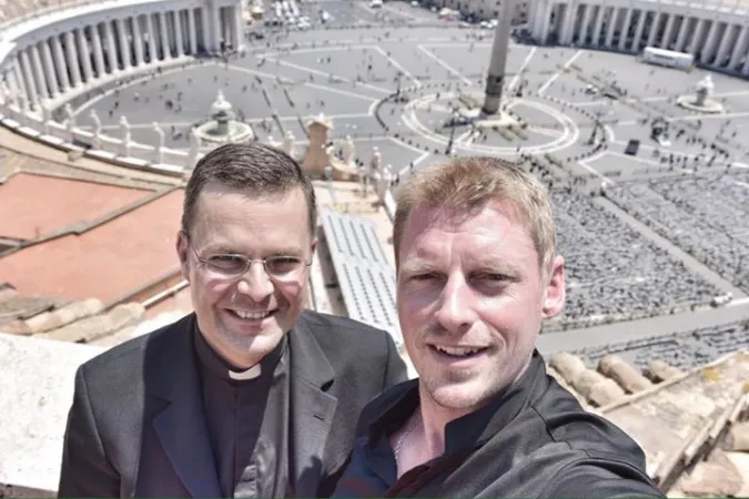 Selfie vom Petersdom: Martin Gruber (rechts) mit seinem Berater und Priester, Monsignore Florian Kolfhaus
