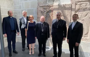 Besuch des Vorsitzenden der Kommission Weltkirche, Bischof Dr. Bertram Meier (Mitte re.), in der Slowakei: Gruppenbild mit Erzbischof Stanislav Zvolenský (Bratislava und Vorsitzender der Slowakischen Bischofskonferenz KBS, 2. v. re.) sowie dem Exekutivsekretär der Slowakischen Bischofskonferenz, PaedDr. ThLic. Ivan Ružička (re.), und Verantwortlichen für den synodalen Prozess in der Slowakei / Deutsche Bischofskonferenz / Grimm