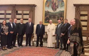 Papst Franziskus und der Präsident Palästinas, Mahmud Abbas, mit seiner Delegation am Ende der Audienz im Apostolischen Palast / Pool AIGAV 3. Dezember 2018