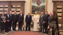 Papst Franziskus und der Präsident Palästinas, Mahmud Abbas, mit seiner Delegation am Ende der Audienz im Apostolischen Palast / Pool AIGAV 3. Dezember 2018