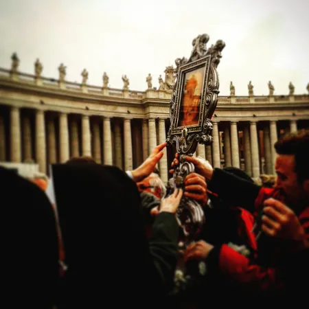 Gläubige strecken ihre Hände nach dem Gesicht der Barmherzigkeit aus, abgebildet im von Kapuzinern nach Rom gebrachten Abbild der wahren Ikone Christi am Petersplatz, 17. Januar 2016. 