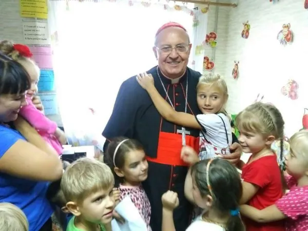 Kardinal Sandri mit Kindern im Caritas-Zentrum