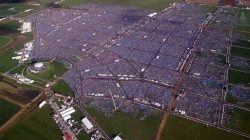 Über eine Million Weltjugendtagspilger auf dem Marienfeld bei Kerpen (Rhein-Erft-Kreis) vor der Vigilfeier des Weltjugendtags (20. August 2005) / Deutsche Bischofskonferenz