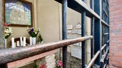 Mehr als nur eine Ruine: Blumen und Votivtafeln an einem kleinen Schrein für die heilige Margareta auf der nach ihr benannten Insel in Budapest.. / AC Wimmer / CNA Deutsch