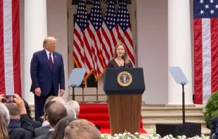 Amy Coney Barrett spricht zur Presse vor dem Weißen Haus am 26. September 2020 in Washington.  / Christine Rousselle / CNA Deutsch