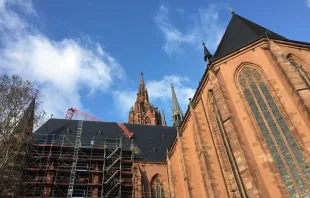 Der Arm des Krans wurde vom Sturm in das Dach gedrückt / Jutta Willand-Sellner