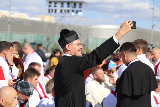 Ein junger Priester bei der Papstmesse in Nur-Sultan (Kasachstan) am 14. September 2022.