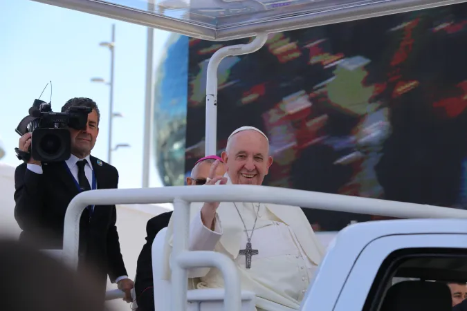 Papst Franziskus wird mit großer Begeisterung von den Gläubigen empfangen.