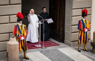 Papst Leo XIV. winkt beim Betreten des Platzes der Freiheit in Castel Gandolfo am 13. Juli 2025. / Stefano Costantino/EWTN
