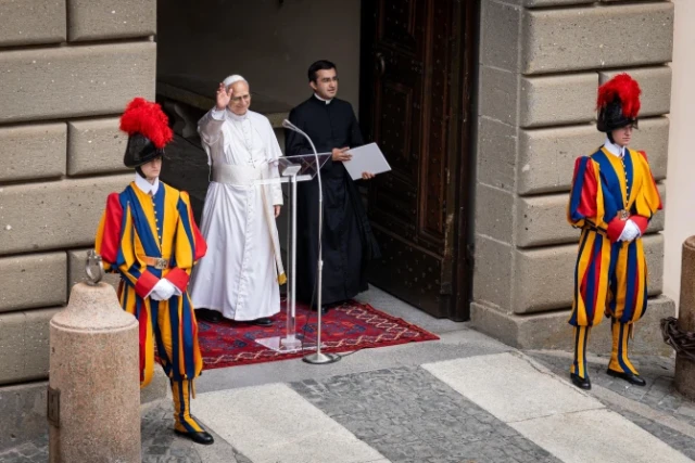 Papst Leo XIV. begrüßt internationale Pilger beim ersten Angelus in Castel Gandolfo