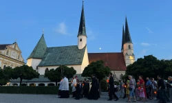 Lichterprozession um den Kapellplatz in Altötting. / Rudolf Gehrig / CNA Deutsch