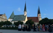 Lichterprozession um den Kapellplatz in Altötting.