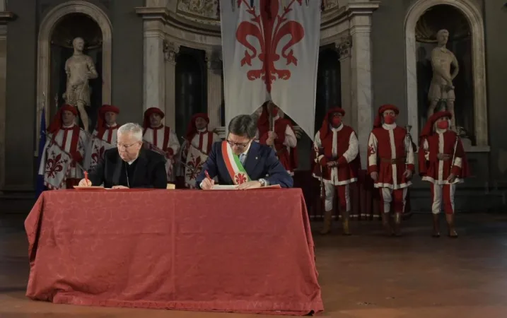 Kardinal Bassetti und der Bürgermeister von Florenz, Dario Nardella, unterzeichnen die Florenz-Erklärung