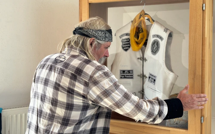 Jesus-Biker Thomas Draxler zeigt die Kutte, die 2019 Papst Franziskus als Ehrenmitglied überreicht und von diesem handsigniert wurde.