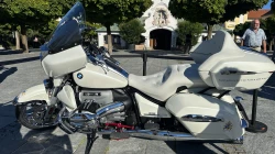 Dieses weiße "Papst-Motorrad" wird am 3. September 2025 Papst Leo XIV. in Rom überreicht und anschließend für einen guten Zweck versteigert. / Rudolf Gehrig / CNA Deutsch