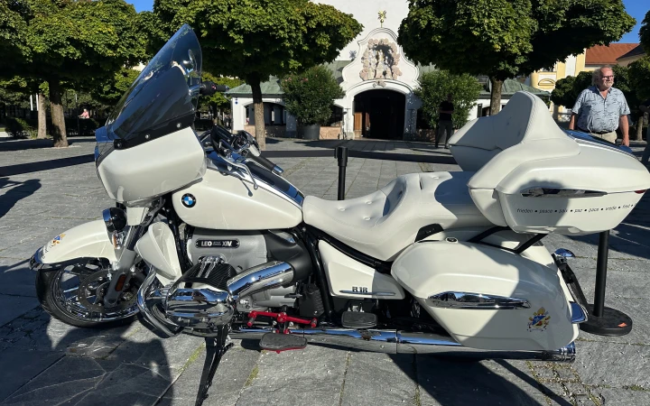 Dieses weiße „Papst-Motorrad” wird am 3. September 2025 Papst Leo XIV. in Rom überreicht und anschließend für einen guten Zweck versteigert.