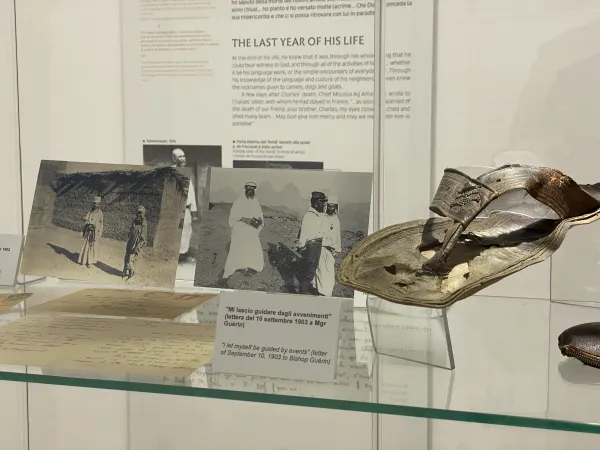 In einem Museum in Rom ist noch heute neben weiteren originalen Gegenständen auch eine Sandale des heiligen Charles de Foucauld ausgestellt.