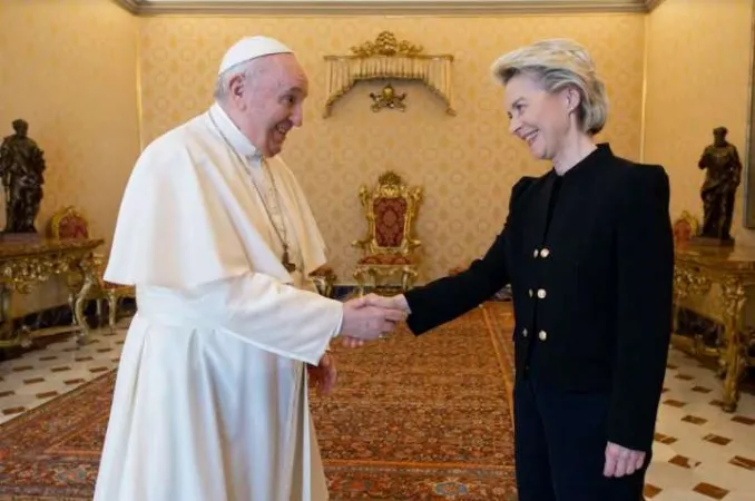 Papst Franziskus begrüßt Ursula von der Leyen am 22. Mai 2021.