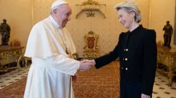 Papst Franziskus begrüßt Ursula von der Leyen am 22. Mai 2021. / Vatican Media