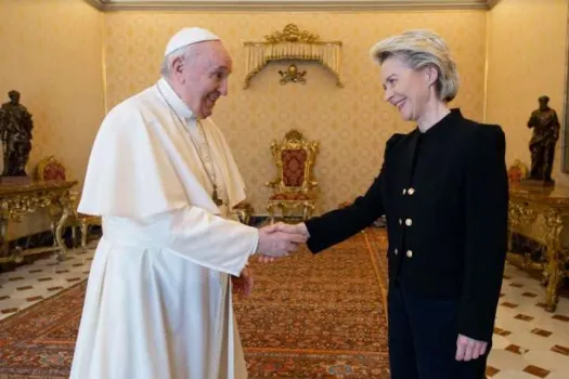 Papst Franziskus begrüßt Ursula von der Leyen am 22. Mai 2021. / Vatican Media