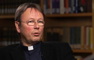 Prälat Karl Jüsten / Screenshot von YouTube