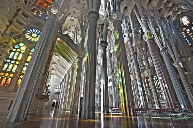 Das Innere der berühmten Kirche in Barcelona, die den Namen der Heiligen Familie trägt