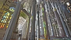 Das Innere der berühmten Kirche in Barcelona, die den Namen der Heiligen Familie trägt / Sagrada Familia