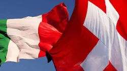 Die Flaggen Italiens und der Schweiz / ACI Stampa / Varesenews.it