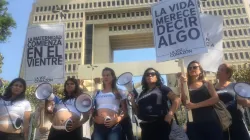 Frauen der "Stimme des Herzens" vor dem chilenischen Nationalkongress.  / Mujeres reivindica via ACI Prensa