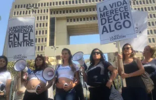 Frauen der "Stimme des Herzens" vor dem chilenischen Nationalkongress.  / Mujeres reivindica via ACI Prensa
