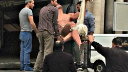 Nackt genug, um Gerüchte hochkochen zu lassen: Die vieldiskutierte Krippenfigur beim Abtransport vom Petersplatz
 / Paul Badde / EWTN