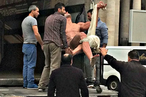 Nackt genug, um Gerüchte hochkochen zu lassen: Die vieldiskutierte Krippenfigur beim Abtransport vom Petersplatz
 / Paul Badde / EWTN